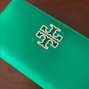 Tory Burch green Britten Continental wallet NWOT
